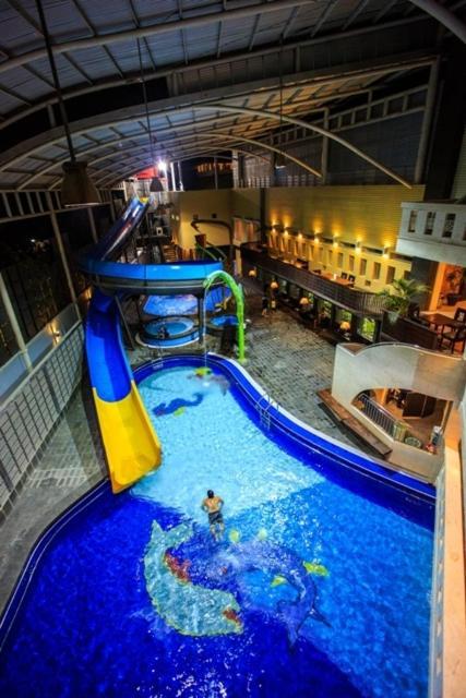 Crown Victoria Hotel Tulungagung Eksteriør bilde