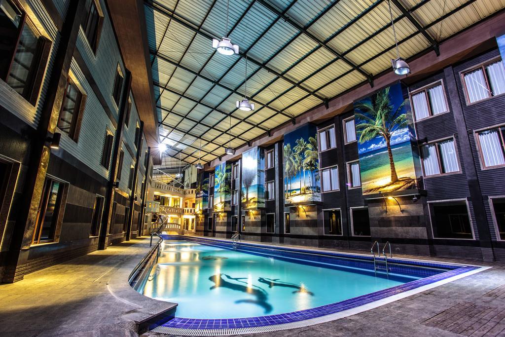 Crown Victoria Hotel Tulungagung Eksteriør bilde